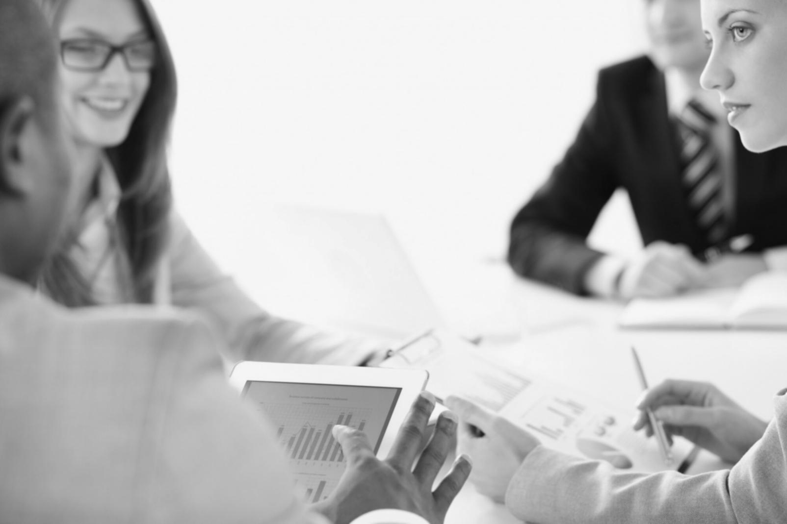 Personas trabajando en planificación financiera